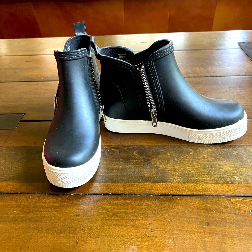 STEVE MADDEN Black rubber platform ankle boots